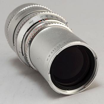 A Hasselblad 500 C with two lenses: Planar 1:2,8 80mm and Sonnar 1:5,6 250 mm.