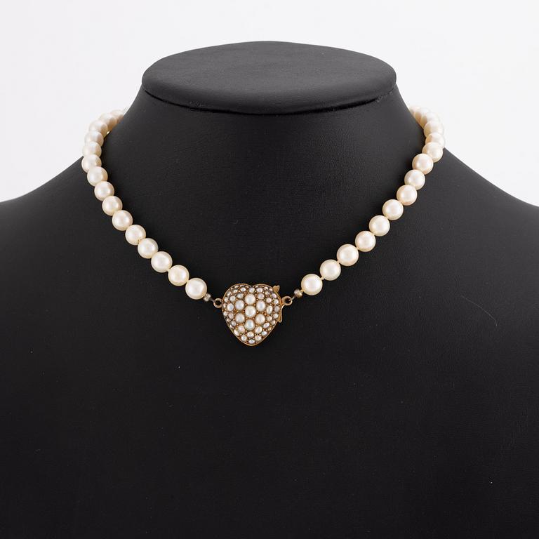 Pearl necklace, cultured pearls, clasp heart-shaped in gold with pearls.