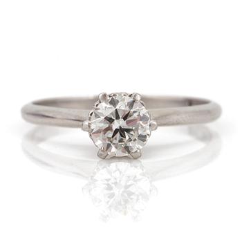 A ring set with a round, brilliant-cut diamond.