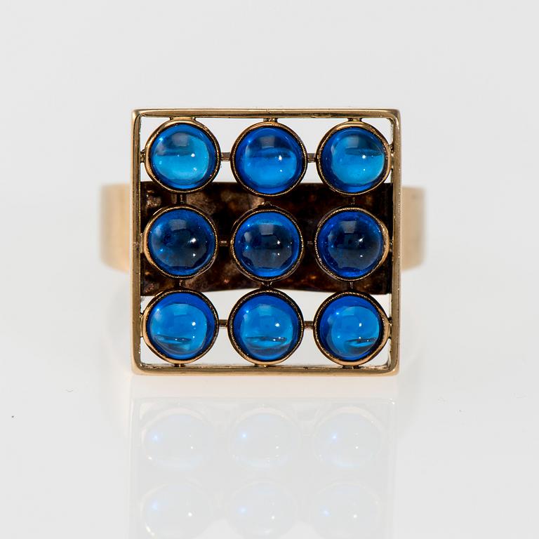 RING, 14K guld, syntetiska spineller. Peltonen & Kni, 1960. Vikt ca 8,6 g.
