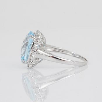 RING, 18K vitguld med chequerslipad topas, tot ca 6,38 ct, med åttkantslipade diamanter. Total vikt ca 4,16 g.