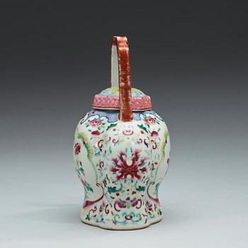 A famille rose teapot, Qing dynasty, 19th Century.