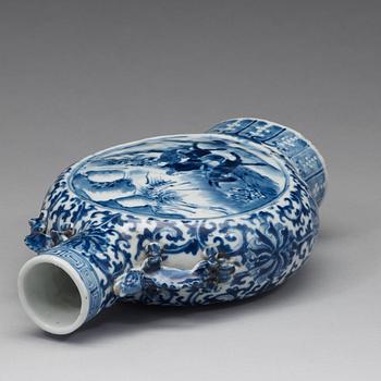 A blue and white moonflask, Qing dynasty, 19th Century.