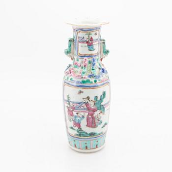 A set of three Chinese porcelain vases 19th/20th century.