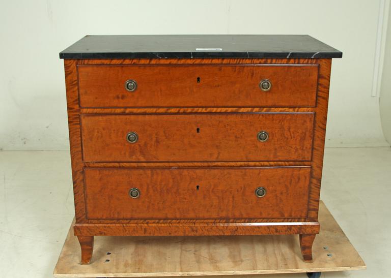 BYRÅ, gustaviansk stil. 1900-tal.