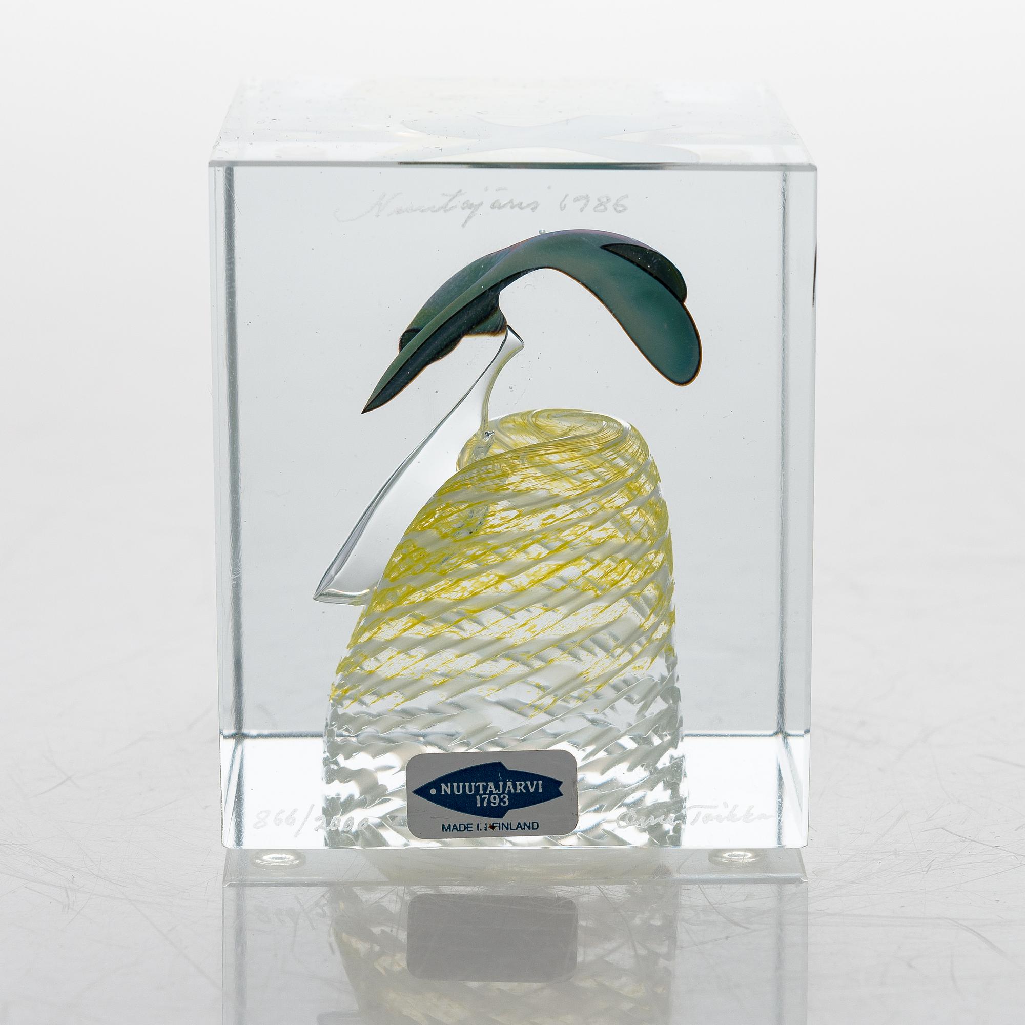 OIVA TOIKKA, An annual glass cube. Signed Oiva Toikka Nuutajärvi 1986, 866/2000.