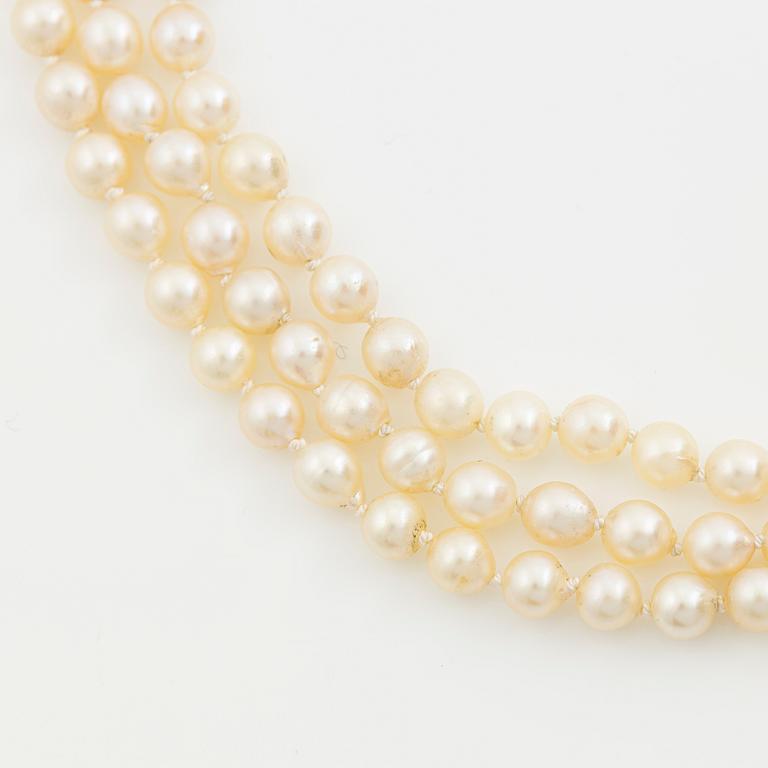 Necklace of cultured pearls, clasped in 18K gold with round brilliant-cut and eight-cut diamonds.