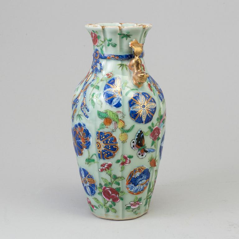 A Canton vase, Qing dynasty, 19th Century.