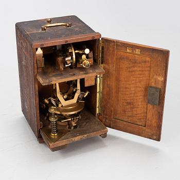 Teodolit med stativ, Otto Fennel Söhne Cassel, 1906.