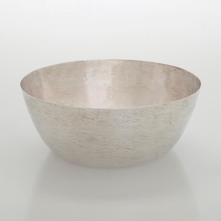 Tapio Wirkkala, malja, hopeaa, malli 243, Kultakeskus Hämeenlinna 2007.