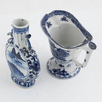 Two tankards, pilgrim flask, and jug, porcelain, China, 18th/19th century.