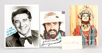 AUTOGRAFER AV OPERASÅNGARE, 4 st, egenhändiga, bla Luciano Pavarotti på foto.