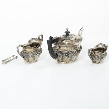 An English silver tea pot, sugar bowl and cream jug, Birmingham,  1904–1906.