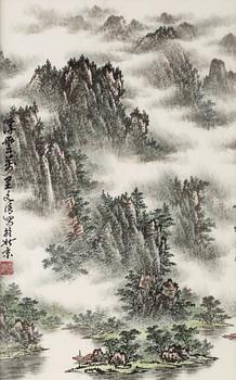 336. MÅLNING och KALLIGRAFI, bersglandskap i dimma av Yuan Fawang, signerad.