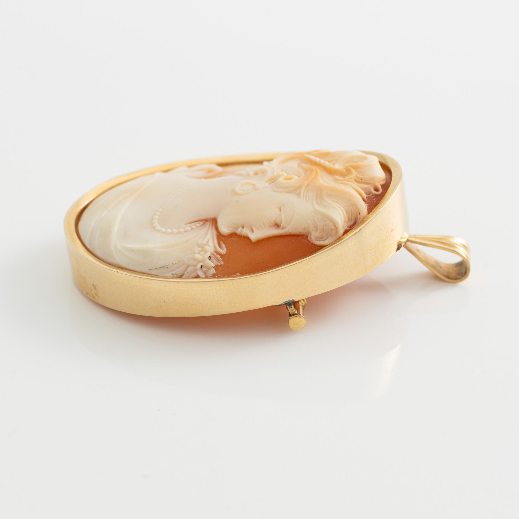 Brooch/pendant and earrings, a pair, 18K gold with shell cameo.