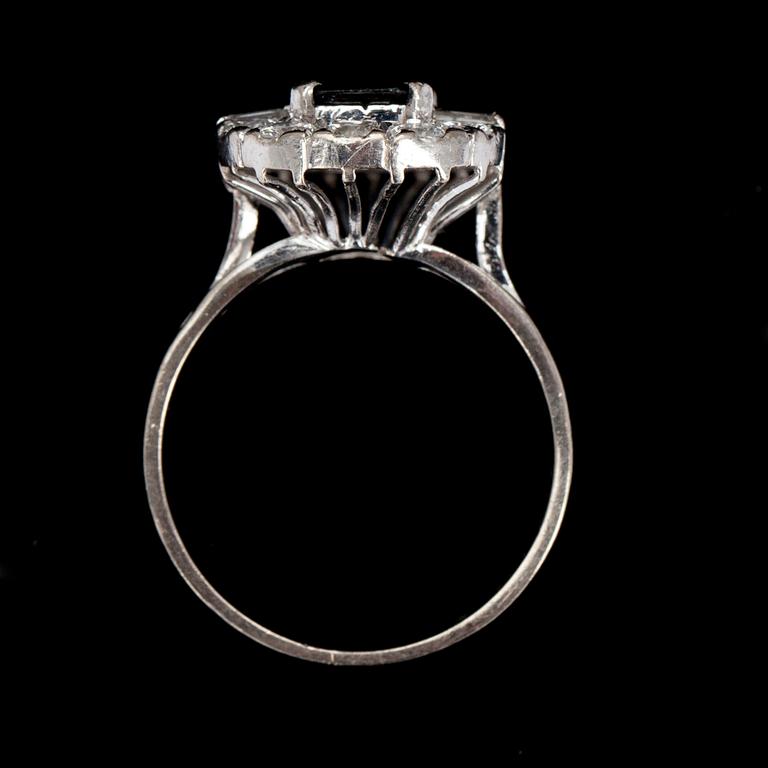 RING, vitguld 18K, safir 1,42 ct och diamanter tot. 1,42 ct. Vikt 35,2 g. Intyg.
