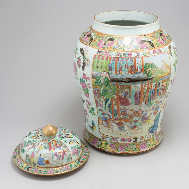 A large famille rose Canton vase with cover, Qing dynasty, late 19th century.