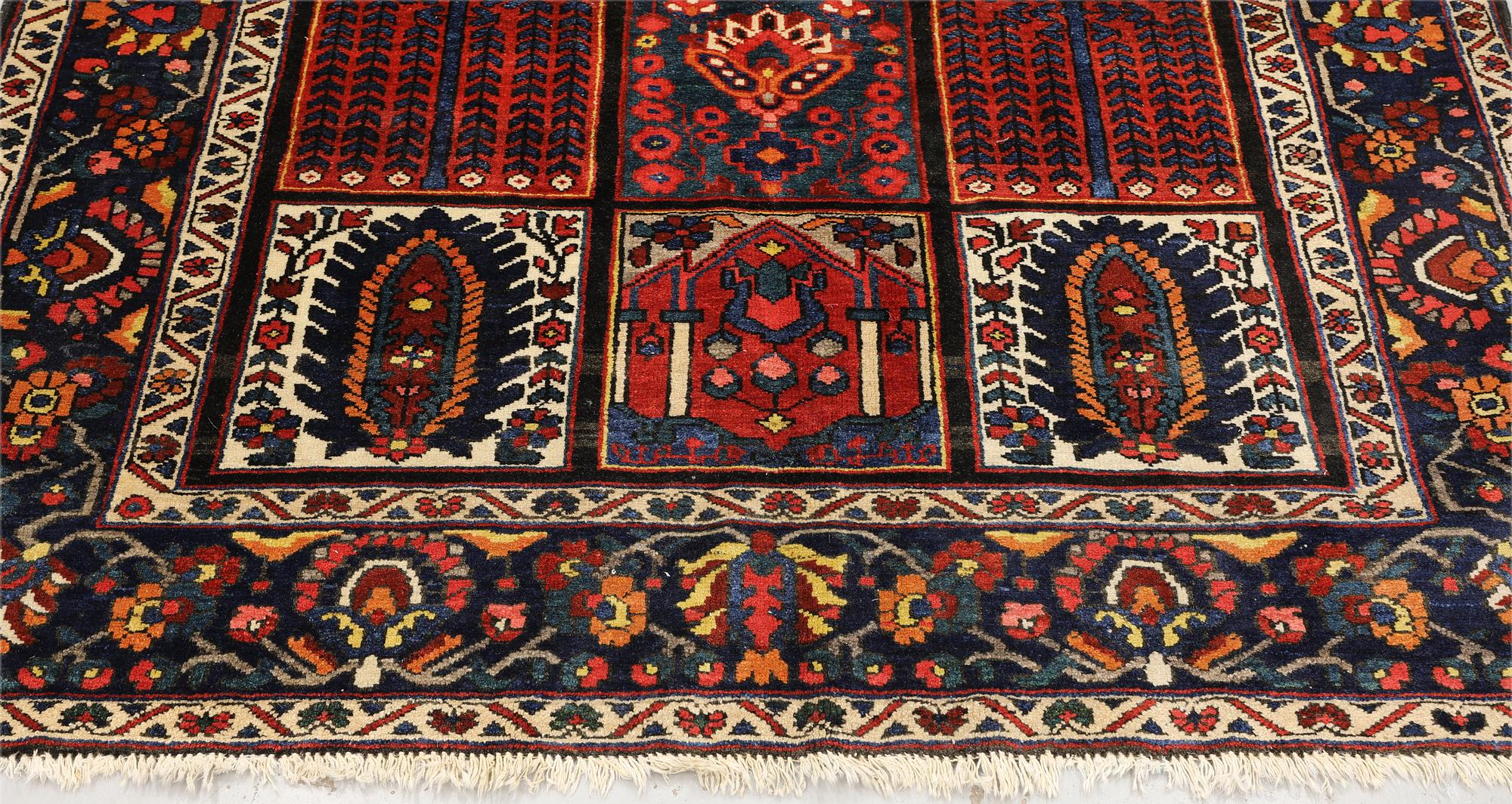 A semi-antique Bakhtiari rug, c. 215 x 152 cm.
