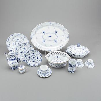 SERVISDELAR, 84 stycken, porslin, Musselmalet, Royal Copenhagen.