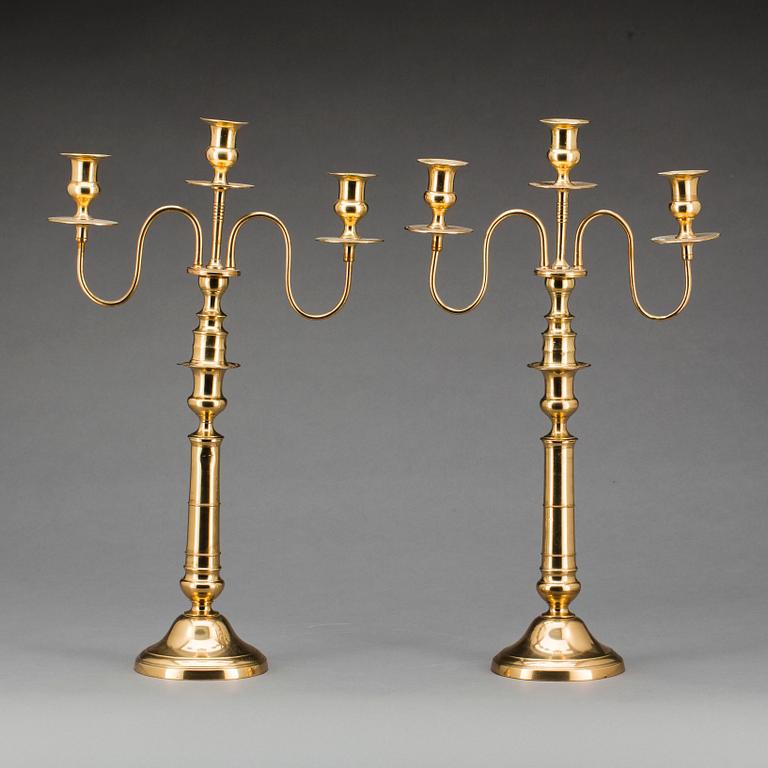 KANDELABRAR, ett par, mässing, Nyköpings mässingsbruk modellnummer N50, 1800-talets senare del.