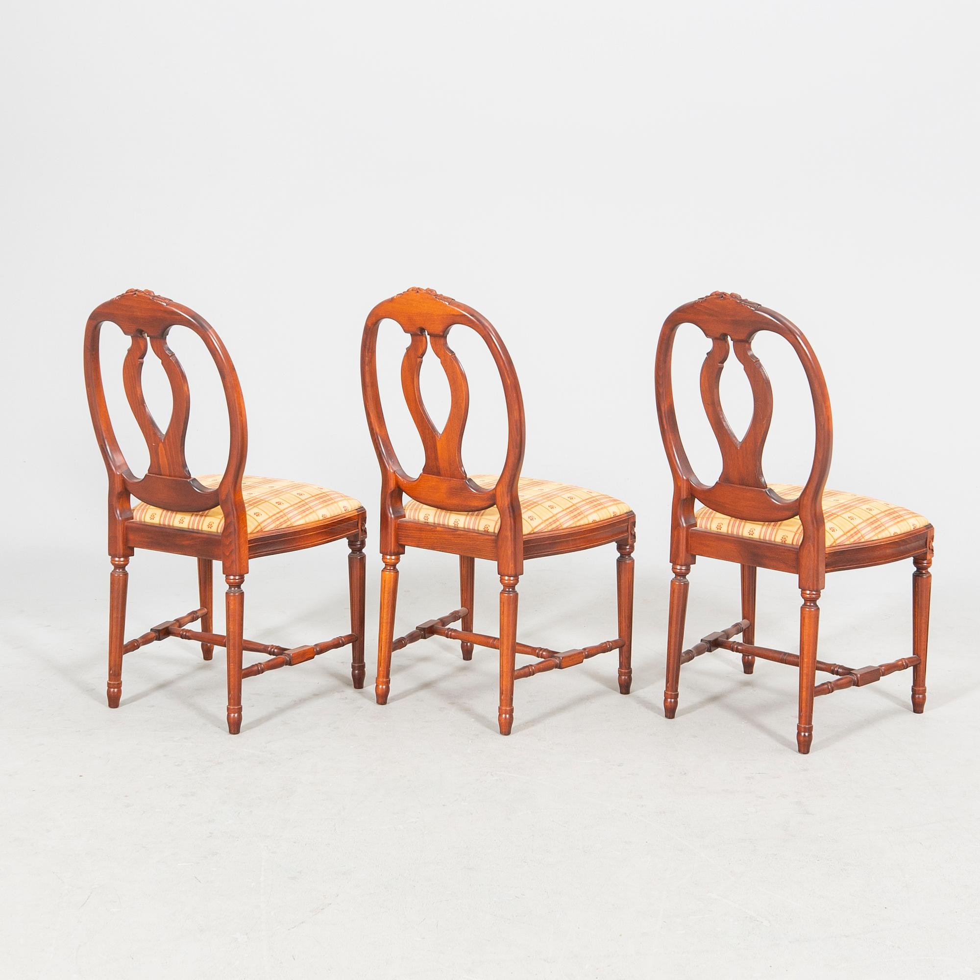 A mid 1900s Gustavian style mahogany 9 pcs dining set.