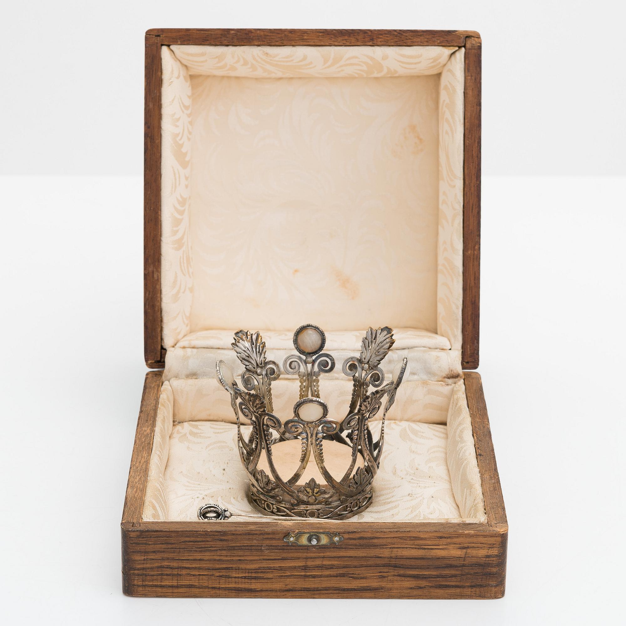 Tillander, brudkrona, silver (813) samt vita stenar, Helsingfors 1946. I originallåda.