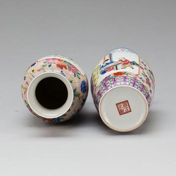 VASER, ett par, porslin, Kina, 1900-talets slut.