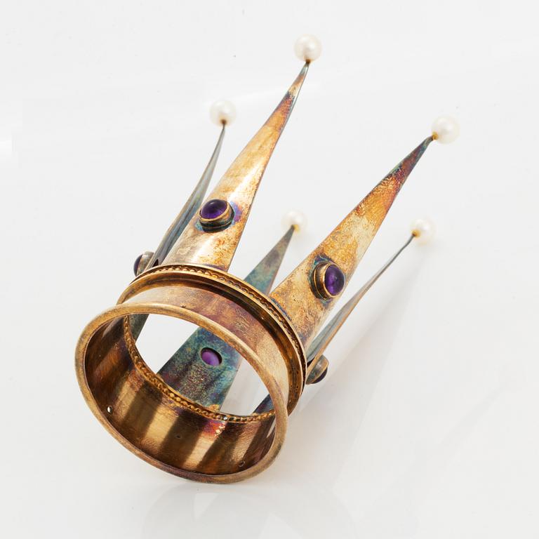 Brudkrona, förgyllt silver med pärlor och ametister, Bengt Hallberg, Köping 1962.