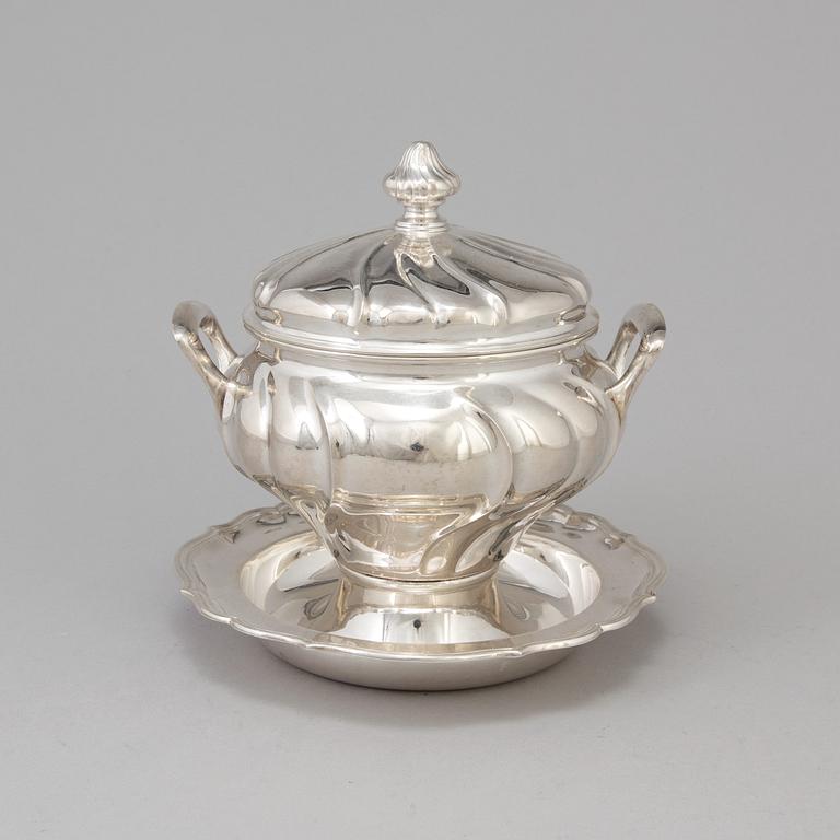 A silver DEEP DISH WITH LID, by Thune, Norway, 20th century.