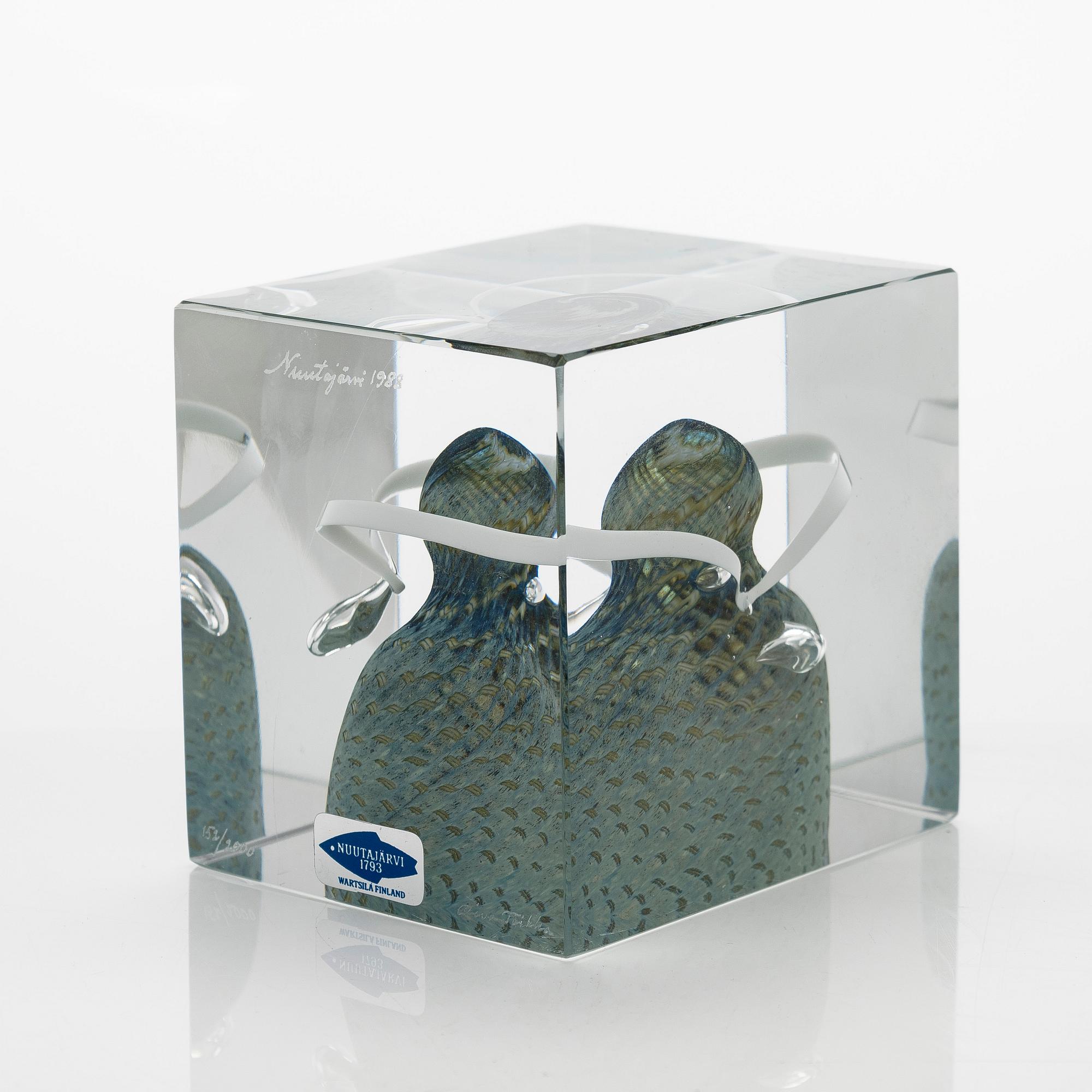 Oiva Toikka, årskub, signerad Oiva Toikka, Nuutajärvi 1988, numrerad 152/2000.