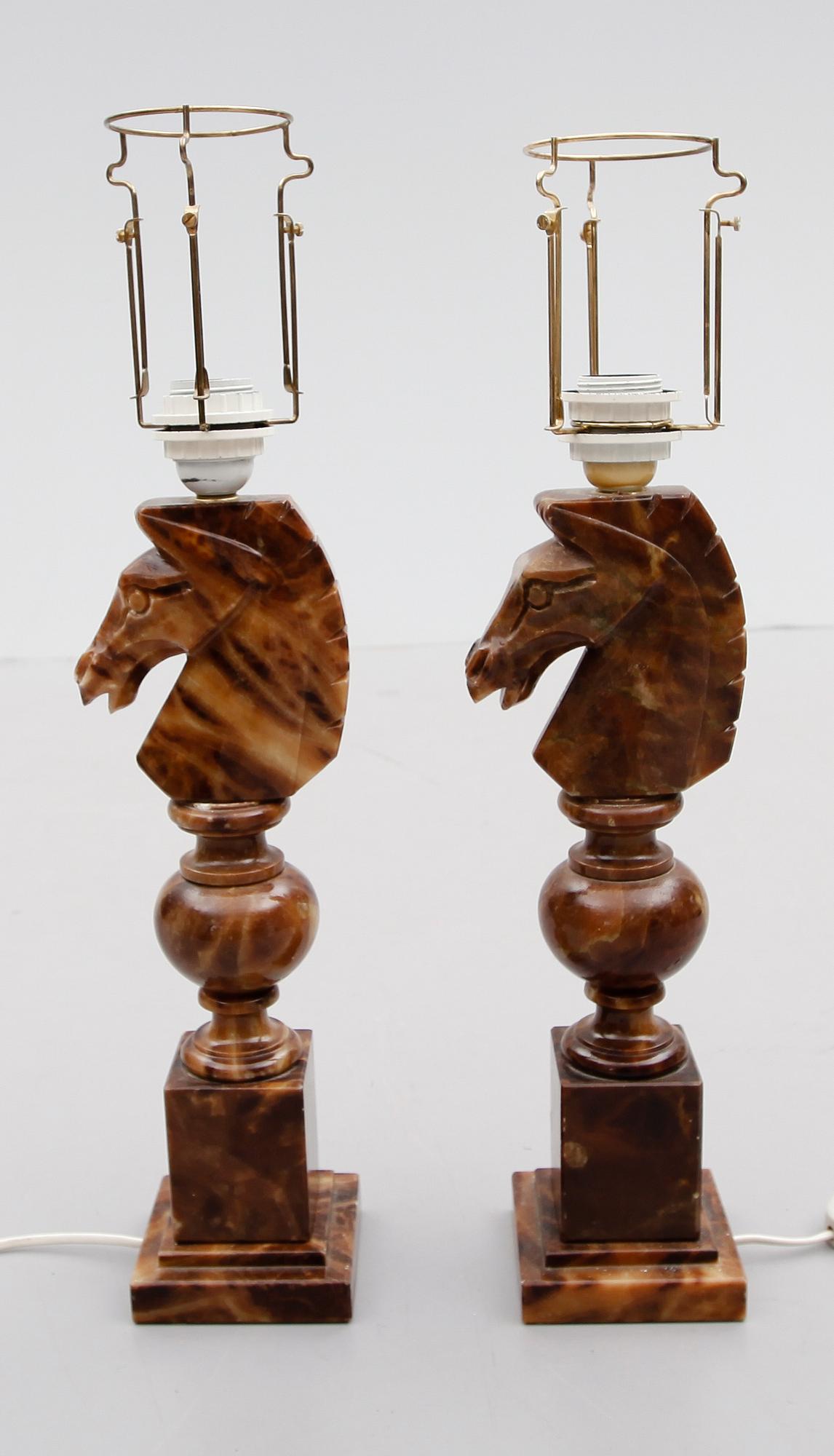 BORDSLAMPOR, 1 par, alabaster, 1900-talets andra hälft.