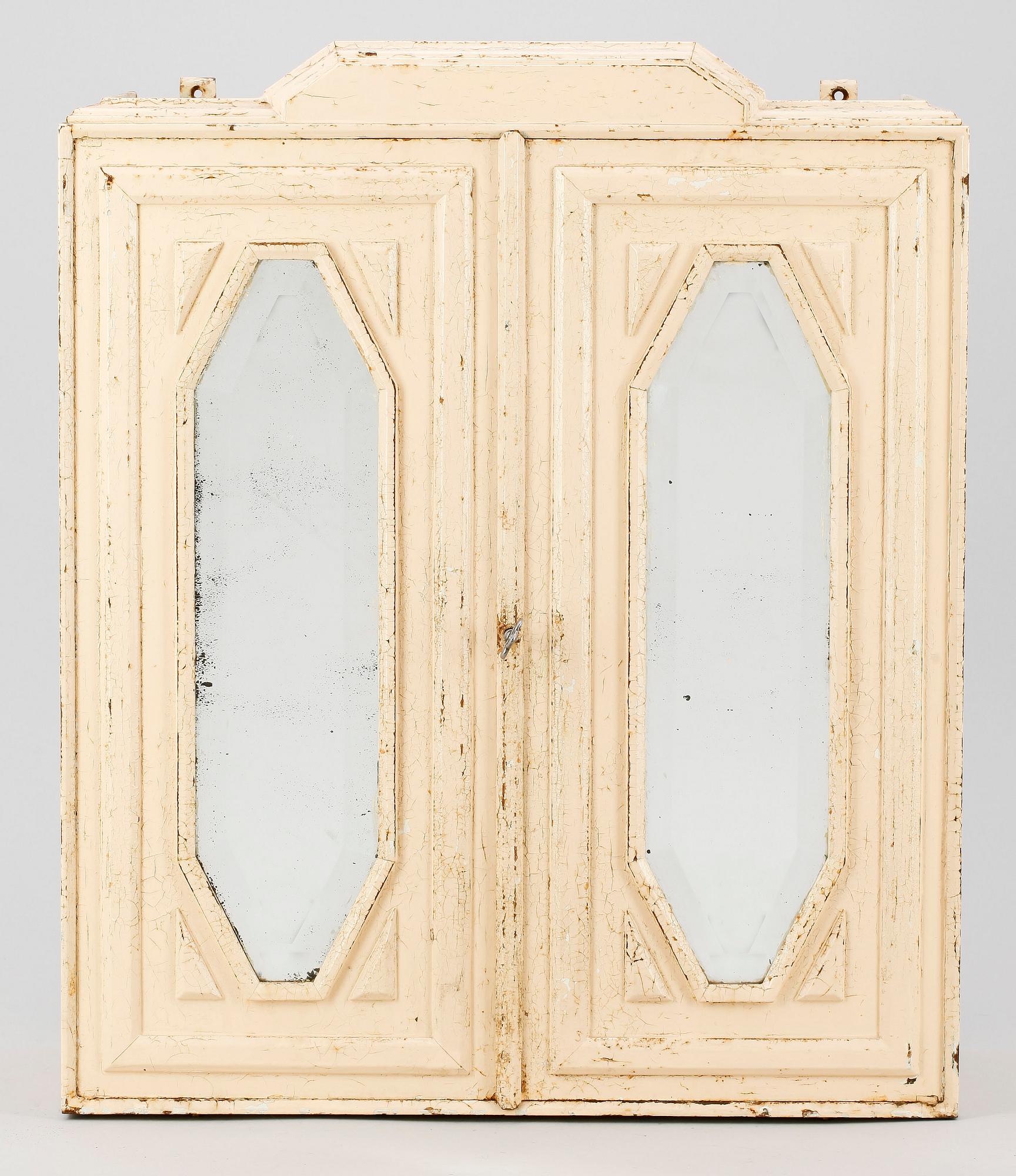 HÄNGSKÅP, plåt, möjligen Frankrike, 1900-talets första hälft.