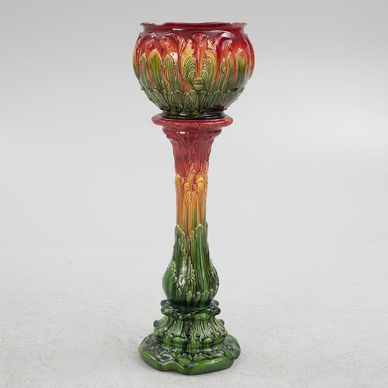 Urn  on pedestal, early 20th century.