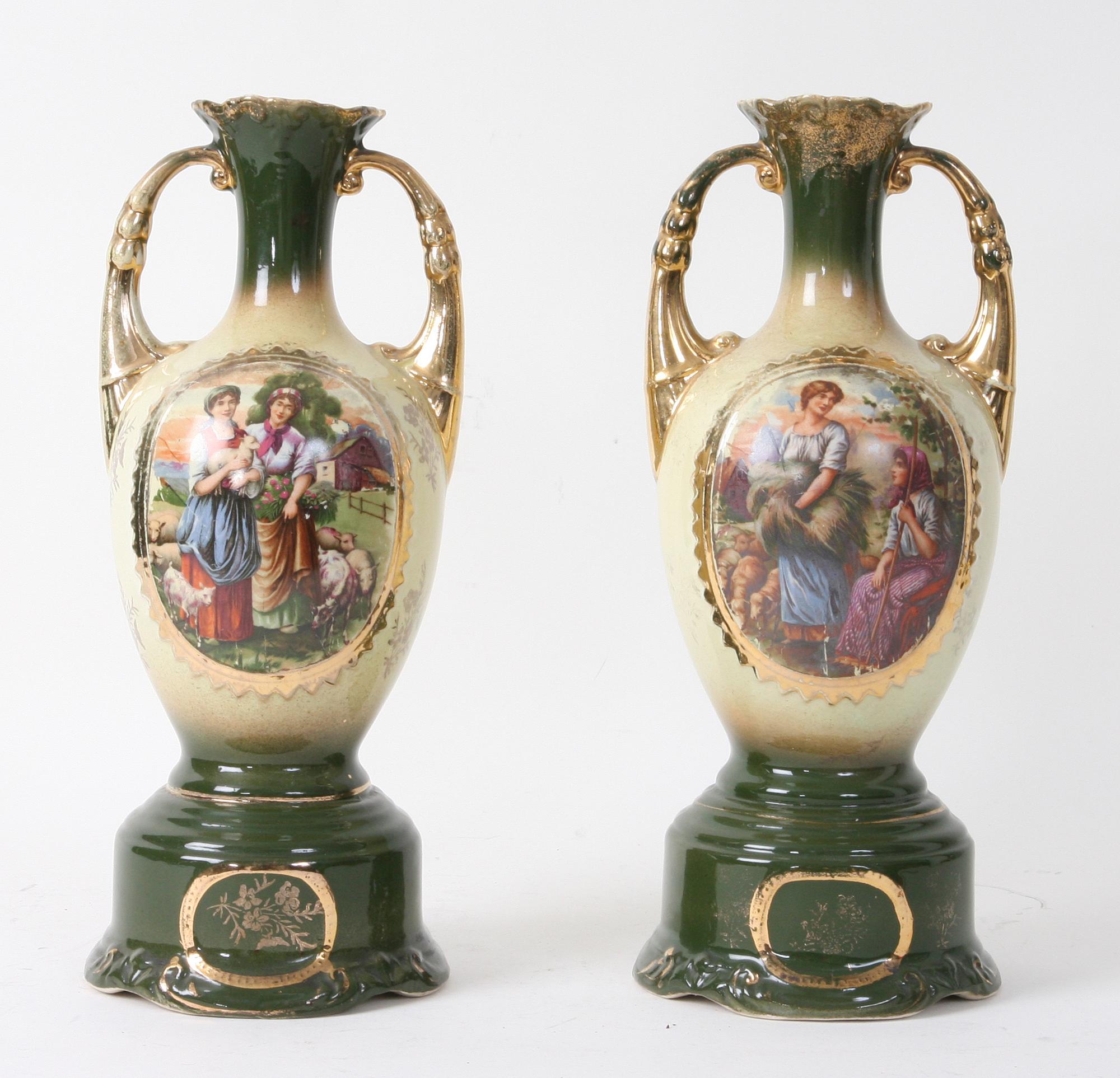 HÄNKELVASER, ett par, flintgods, England, 1900-tal.