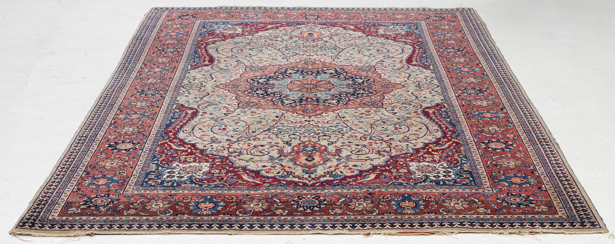 A semi-antique Sarouk carpet, a. 278 x 186 cm.