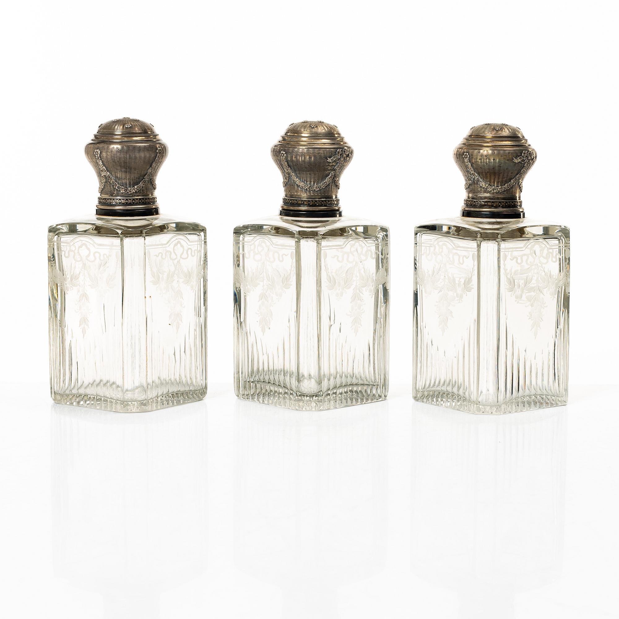 Flakonger, 3 st, silver och glas, Frankrike, sent 1800-tal.