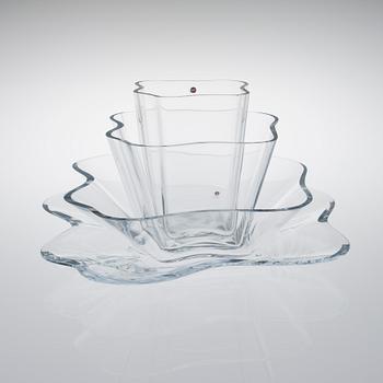 ALVAR AALTO, GLASSKULPTUR, 4 delar, "Aalto-blomman", signerad Alvar Aalto, Iittala 2002.