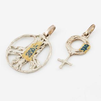 Lars Arby, ett armband och sex hängen samt en halsring, silver, med emalj.