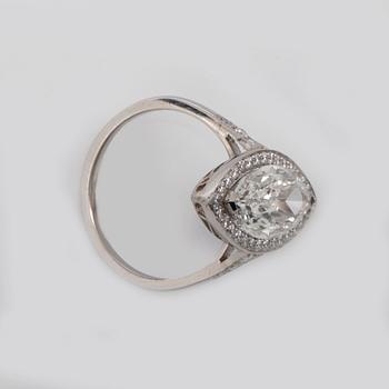 RING med navettslipad diamant 3.02 ct. Kvalitet G/VS2 enligt GIA cert.