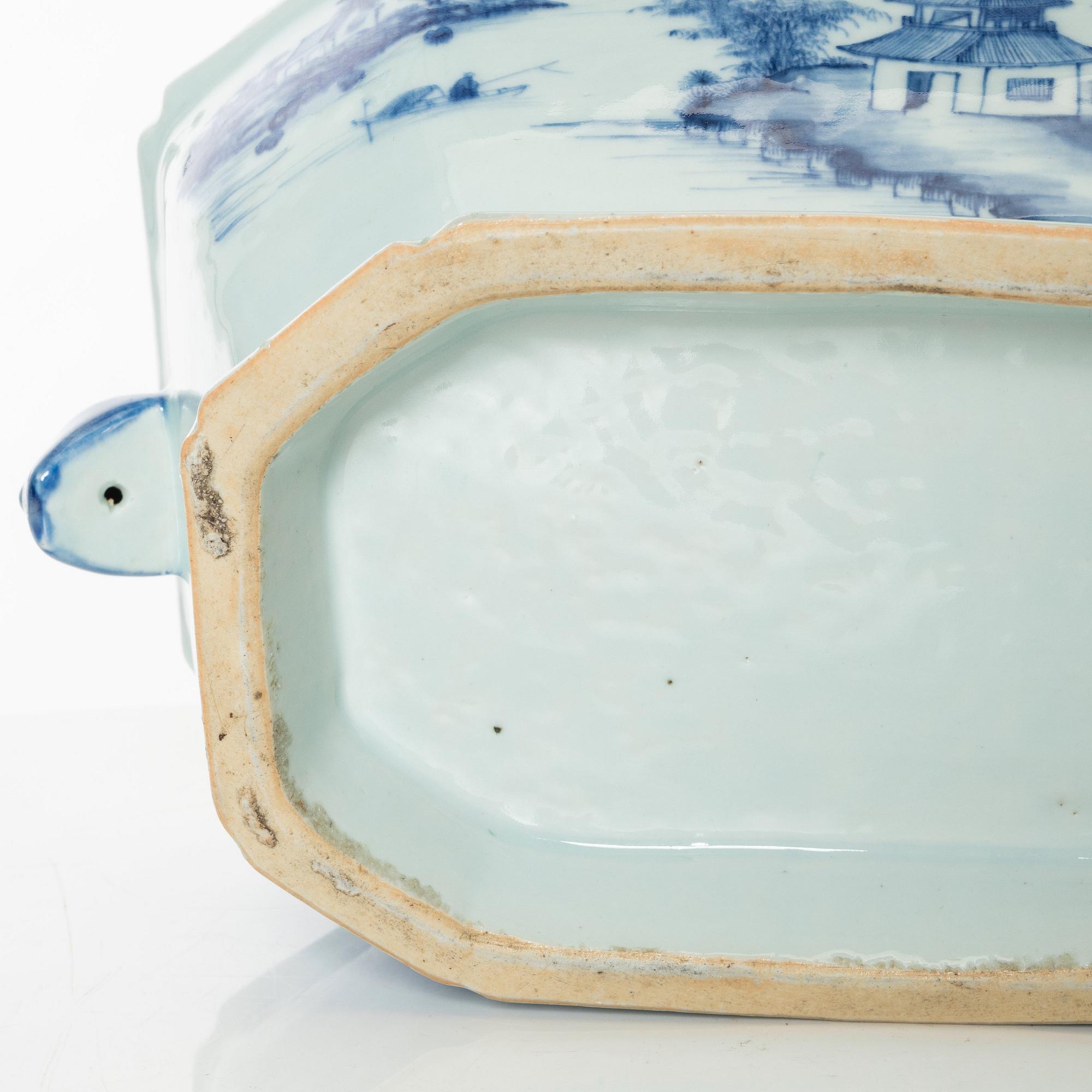 A blue and white tureen with cover, Qing dynasty, Qianlong (1736-95).