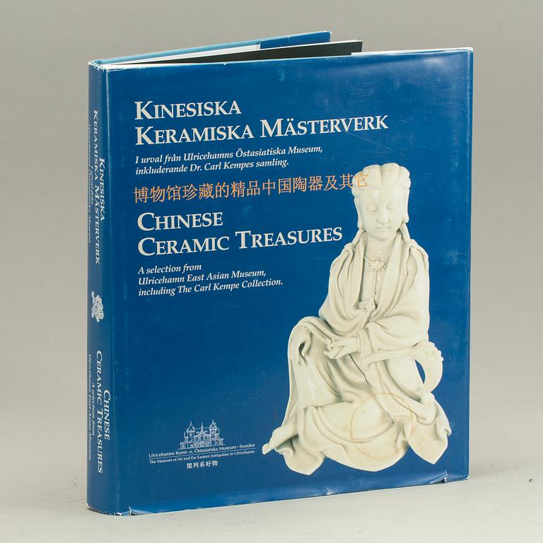 BOK, "Kinesiska Keramiska Mästerverk", Ulricehamns Konst o. Östasiatiska Museum, 2002.