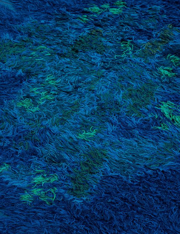 CARPET. Knotted pile in relief. 237 x 193 cm. Signed E-L N.