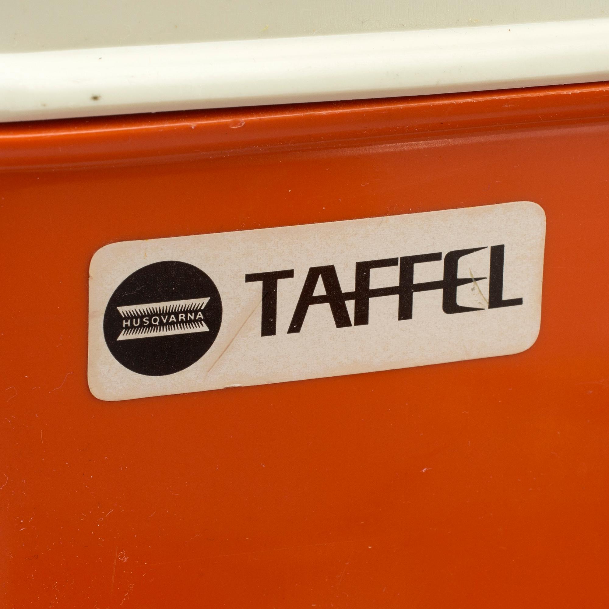 FRILUFTSSERVIS, "Taffel Röd", Sigvard Bernadotte, Husqvarna, 1960-tal.