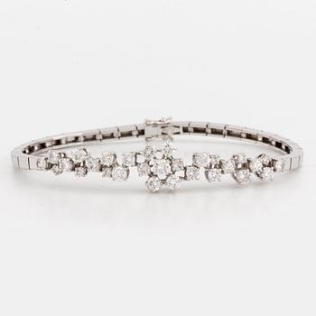 Round brilliant-cut diamond braclet.