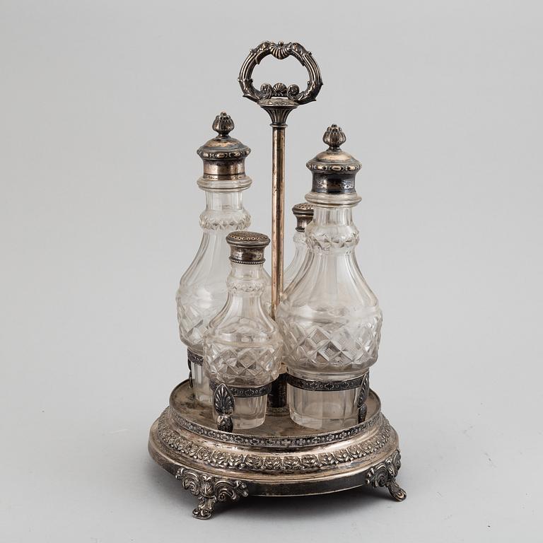 BORDSSURTOUT, silver och flaskor i glas. Jacob Lenholm, Stockholm 1835.