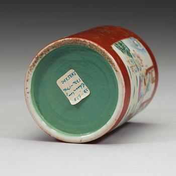 A famille rose brush pot, Qing dynasty, circa 1900.