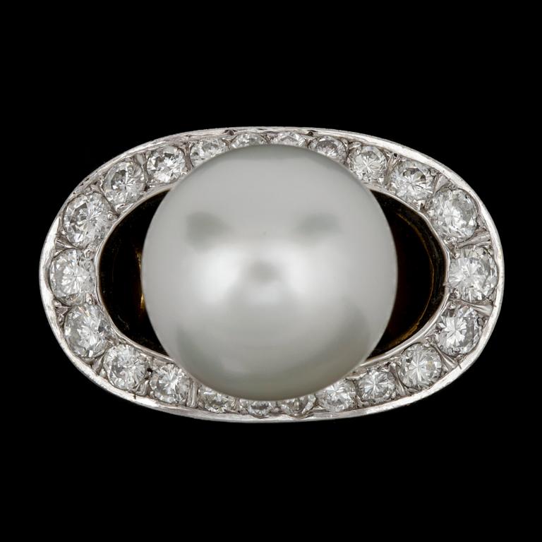 A cultured South sea pearl, 12,4 mm, and brilliant cut diamond ring, tot. 1.50 cts.