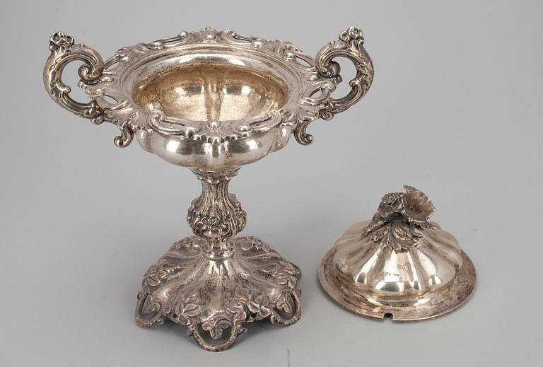 SOCKERSKÅL PÅ FOT, silver, Stockholm 1857, Gustav Folcker. Vikt 947 g.