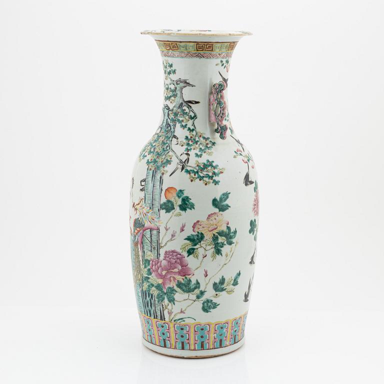 A Chinese vase, late Qing Dynasty, circa 1900.