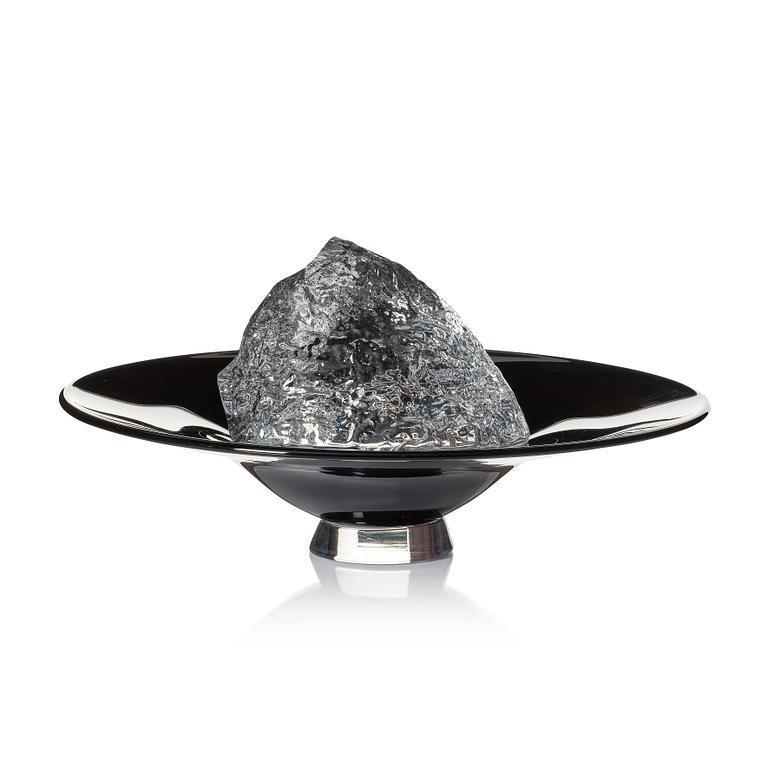 Lars Hellsten, a burgundy coloured dish and a clear glass sculpture, Orrefors, Sweden 1984.